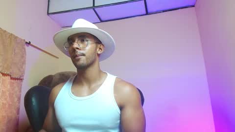 Snapshot of romanpearce_ chatting on February 4, 7:33 pm Roman online show from February 4, 7:33 pm