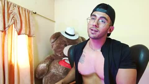Snapshot of romanpearce_ chatting on February 12, 5:37 pm Roman online show from February 12, 5:37 pm