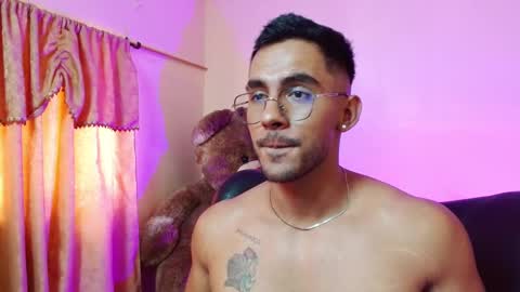Snapshot of romanpearce_ chatting on February 15, 8:54 pm Roman online show from February 15, 8:54 pm