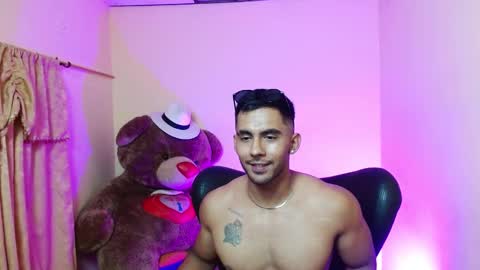 Snapshot of romanpearce_ chatting on February 16, 12:30 am Roman online show from February 16, 12:30 am
