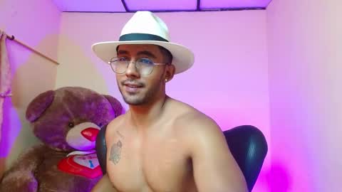 Snapshot of romanpearce_ chatting on February 7, 4:14 pm Roman online show from February 7, 4:14 pm