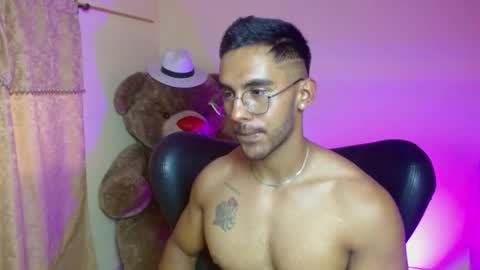 Snapshot of romanpearce_ chatting on January 28, 7:21 pm Roman online show from January 28, 7:21 pm