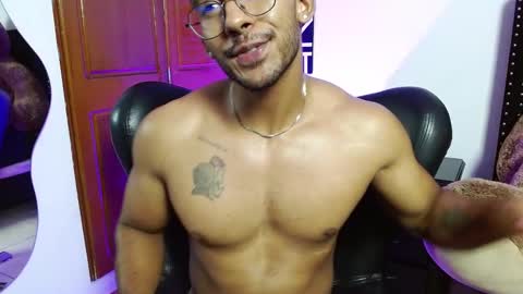 Snapshot of romanpearce_ chatting on February 20, 5:23 am Roman online show from February 20, 5:23 am
