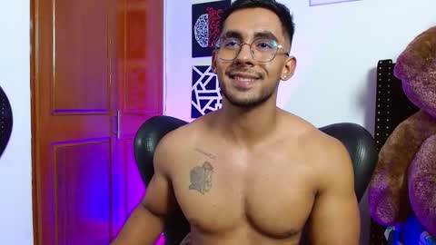 Snapshot of romanpearce_ chatting on March 5, 8:32 pm Roman online show from March 5, 8:32 pm