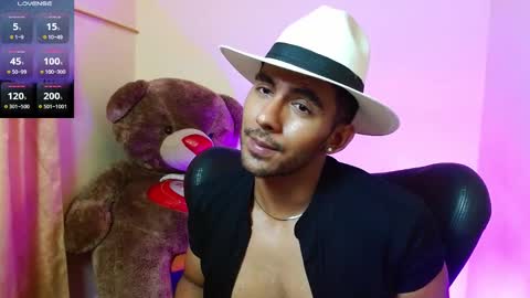 Snapshot of romanpearce_ chatting on February 13, 9:50 pm Roman online show from February 13, 9:50 pm