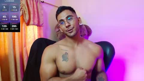 Snapshot of romanpearce_ chatting on February 14, 8:15 pm Roman online show from February 14, 8:15 pm