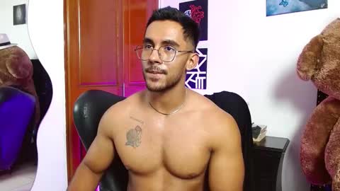 Snapshot of romanpearce_ chatting on March 9, 12:10 am Roman online show from March 9, 12:10 am