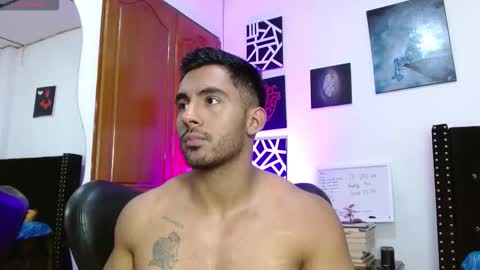 Snapshot of romanpearce_ chatting on October 1, 7:35 pm Roman online show from October 1, 7:35 pm