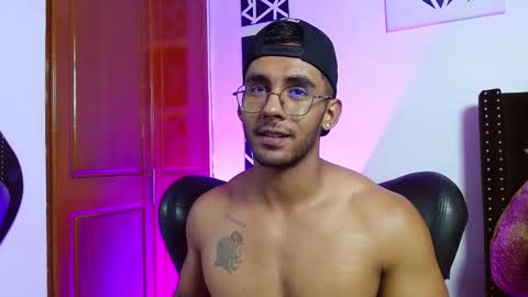 Snapshot of romanpearce_ chatting on February 28, 7:14 pm Roman online show from February 28, 7:14 pm