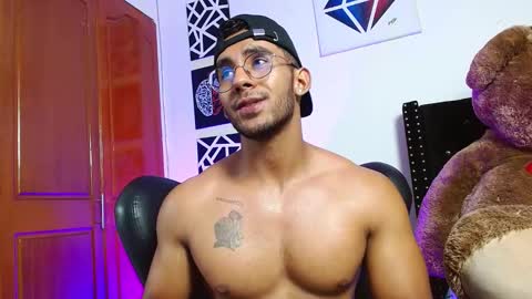 Snapshot of romanpearce_ chatting on March 3, 10:52 pm Roman online show from March 3, 10:52 pm