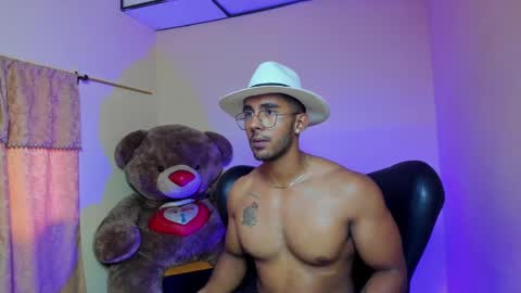 Snapshot of romanpearce_ chatting on January 24, 5:11 pm Roman online show from January 24, 5:11 pm