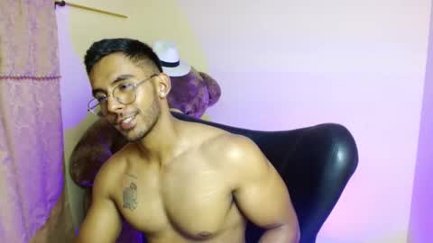 Snapshot of romanpearce_ chatting on January 23, 10:54 pm Roman online show from January 23, 10:54 pm