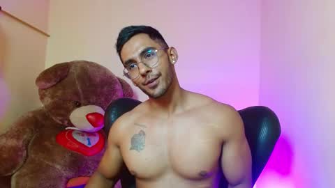 Snapshot of romanpearce_ chatting on February 7, 7:17 pm Roman online show from February 7, 7:17 pm
