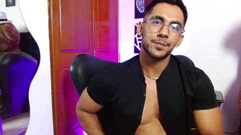 Snapshot of romanpearce_ chatting on March 8, 9:08 pm Roman online show from March 8, 9:08 pm