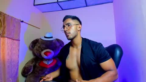 Snapshot of romanpearce_ chatting on January 29, 7:43 pm Roman online show from January 29, 7:43 pm