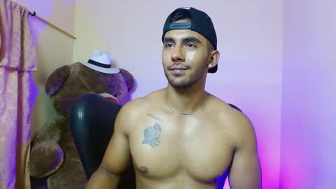 Snapshot of romanpearce_ chatting on February 6, 8:13 pm Roman online show from February 6, 8:13 pm