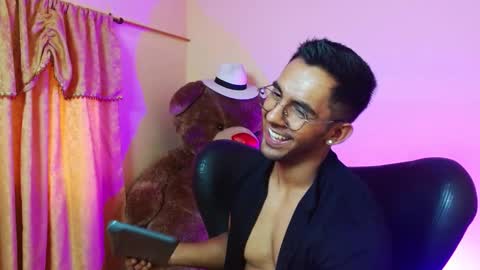 Snapshot of romanpearce_ chatting on February 11, 4:56 pm Roman online show from February 11, 4:56 pm