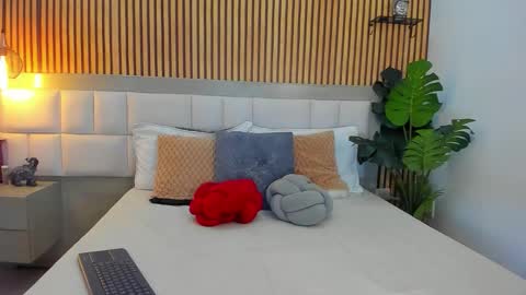 roseaurora online show from November 7, 12:40 pm