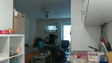 Snapshot of roselynsun chatting on February 6, 12:15 pm Rose online show from February 6, 12:15 pm