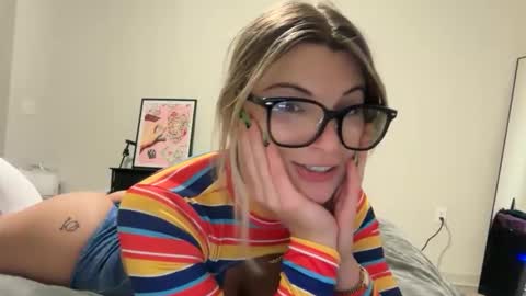 Snapshot of rosiecheeksxoxo chatting on October 22, 1:09 am Rosie online show from October 22, 1:09 am
