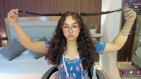 rossie_lanie_ online show from April 8, 8:34 pm