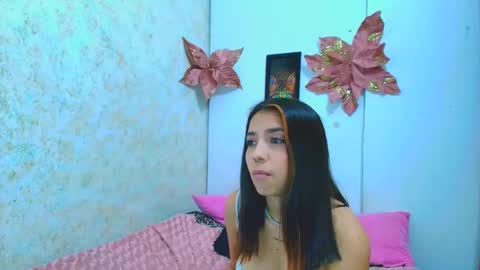 Snapshot of rousse_violet chatting on February 11, 11:44 pm rousse_violet online show from February 11, 11:44 pm