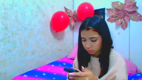 Snapshot of rousse_violet chatting on February 18, 12:15 am rousse_violet online show from February 18, 12:15 am