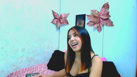 Snapshot of rousse_violet chatting on February 3, 10:32 pm rousse_violet online show from February 3, 10:32 pm