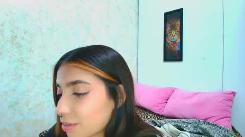 Snapshot of rousse_violet chatting on February 27, 8:20 pm rousse_violet online show from February 27, 8:20 pm