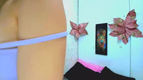 Snapshot of rousse_violet chatting on February 5, 9:07 pm rousse_violet online show from February 5, 9:07 pm
