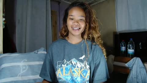 roxanne_98 online show from April 17, 5:59 pm