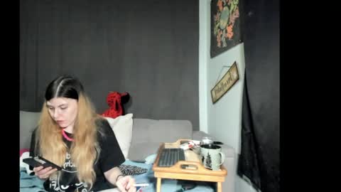 roxihazeleyes online show from April 10, 6:30 am