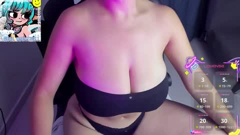 Snapshot of roxy_clark chatting on October 18, 9:46 am Annah online show from October 18, 9:46 am