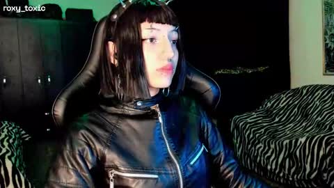 Roxy Independient model Help me to reach 50 thumbs up online show from November 25, 1:37 am