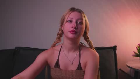 Snapshot of rue_novella chatting on October 1, 5:12 pm Mila online show from October 1, 5:12 pm