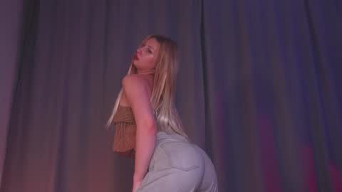 Snapshot of rue_novella chatting on September 30, 5:01 pm Mila online show from September 30, 5:01 pm