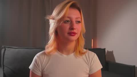 Snapshot of rue_novella chatting on October 21, 3:05 pm Mila online show from October 21, 3:05 pm