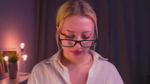 Snapshot of rue_novella chatting on September 18, 3:05 pm Mila online show from September 18, 3:05 pm