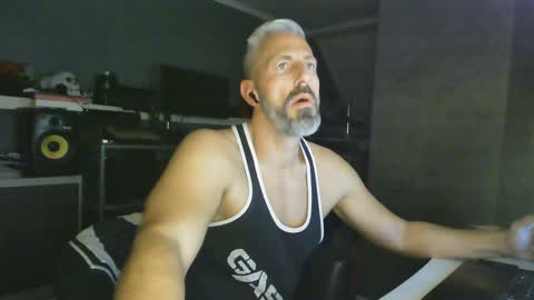Snapshot of ruffi77 chatting on January 18, 11:55 pm Chico que rico Caliente online show from January 18, 11:55 pm