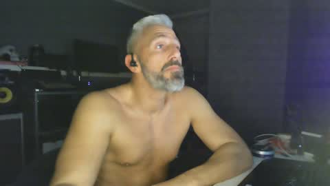 Snapshot of ruffi77 chatting on January 25, 5:07 am Chico que rico Caliente online show from January 25, 5:07 am