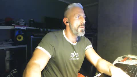 Snapshot of ruffi77 chatting on February 22, 6:50 am Chico que rico Caliente online show from February 22, 6:50 am