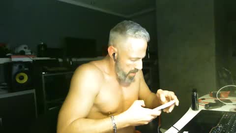 Snapshot of ruffi77 chatting on February 12, 1:52 am Chico que rico Caliente online show from February 12, 1:52 am
