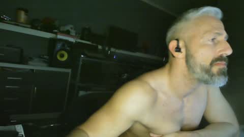 Snapshot of ruffi77 chatting on January 23, 2:02 am Chico que rico Caliente online show from January 23, 2:02 am