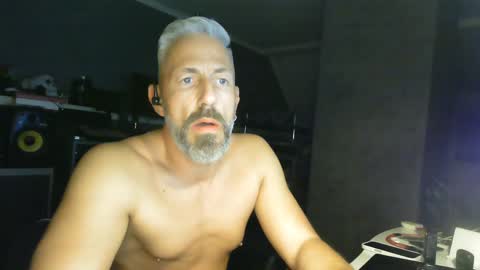Snapshot of ruffi77 chatting on February 2, 8:30 pm Chico que rico Caliente online show from February 2, 8:30 pm