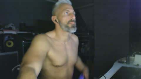 Snapshot of ruffi77 chatting on January 24, 7:30 am Chico que rico Caliente online show from January 24, 7:30 am
