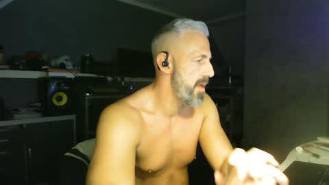 Snapshot of ruffi77 chatting on February 1, 2:05 am Chico que rico Caliente online show from February 1, 2:05 am