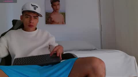  R U S S E L L  online show from December 5, 9:19 am