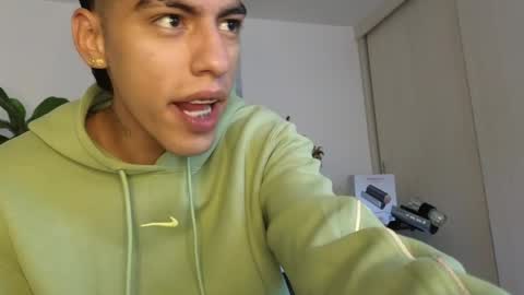  R U S S E L L  online show from April 12, 7:51 pm