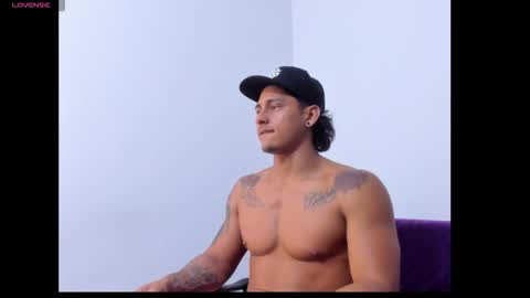 ryanwhite3 online show from October 25, 12:55 am