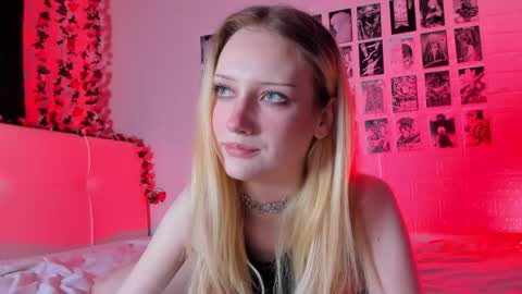 Snapshot of s1renwraith chatting on October 12, 10:00 pm Lily online show from October 12, 10:00 pm